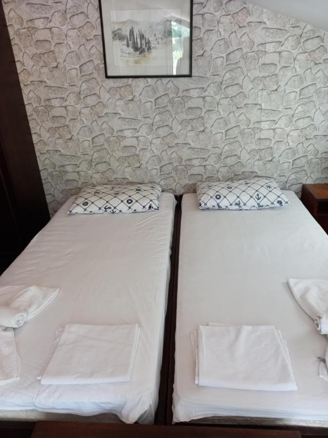 Sea View Hotel Risan Exterior foto